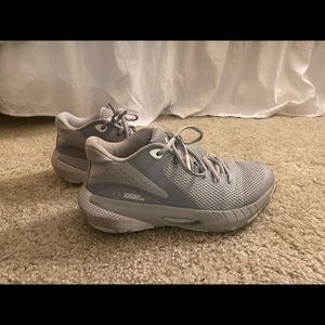 Under Armour size 7 basketball shoes